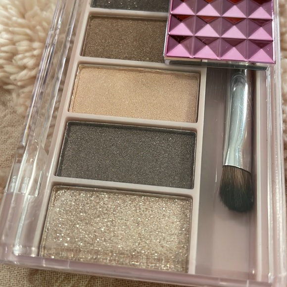 Hard Candy | Lap of Luxury Eyeshadow Pallete - Picture 2 of 6